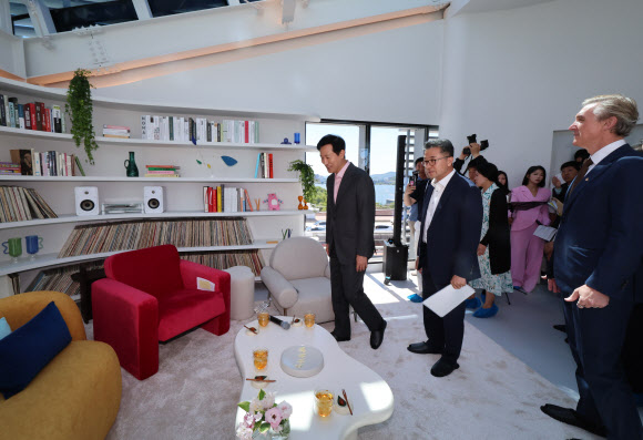 오세훈 서울시장이 28일 오전 서울 용산구 한강대교 전망호텔 ‘스카이 스위트’에서 열린 사전 홍보 이벤트에 참석, 호텔 내부를 둘러보고 있다.    이 호텔은 용산구 한강대교 상부에 있던 직녀카페를 리모델링한 것으로, 시가 에어비앤비와 함께 기획하고 제작했다.  144.13㎡(약 44평) 규모에 침실, 거실, 욕실, 간이 주방을 갖췄으며 최대 4명까지 입실할 수 있다. 2024.5.28  공동취재