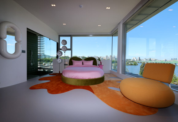 28일 언론에 공개된 서울 용산구 한강대교 전망호텔 ‘스카이 스위트’.    이 호텔은 용산구 한강대교 상부에 있던 직녀카페를 리모델링한 것으로 시가 에어비앤비와 함께 기획하고 제작했다.  144.13㎡(약 44평) 규모에 침실, 거실, 욕실, 간이 주방을 갖췄으며 최대 4명까지 입실할 수 있다. 2024.5.28  공동취재