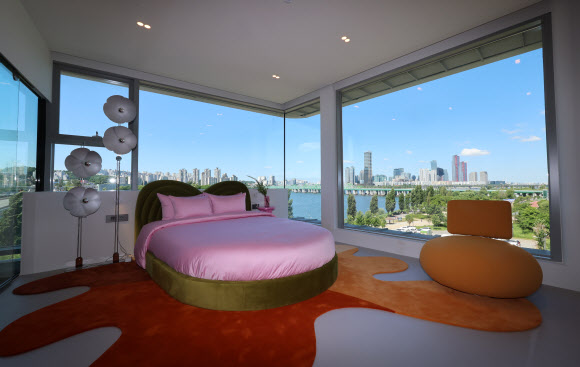 28일 언론에 공개된 서울 용산구 한강대교 전망호텔 ‘스카이 스위트’.    이 호텔은 용산구 한강대교 상부에 있던 직녀카페를 리모델링한 것으로 시가 에어비앤비와 함께 기획하고 제작했다.  144.13㎡(약 44평) 규모에 침실, 거실, 욕실, 간이 주방을 갖췄으며 최대 4명까지 입실할 수 있다. 2024.5.28  공동취재