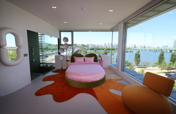 28일 언론에 공개된 서울 용산구 한강대교 전망호텔 ‘스카이 스위트’.    이 호텔은 용산구 한강대교 상부에 있던 직녀카페를 리모델링한 것으로 시가 에어비앤비와 함께 기획하고 제작했다.   144.13㎡(약 44평) 규모에 침실, 거실, 욕실, 간이 주방을 갖췄으며 최대 4명까지 입실할 수 있다. 2024.5.28  공동취재