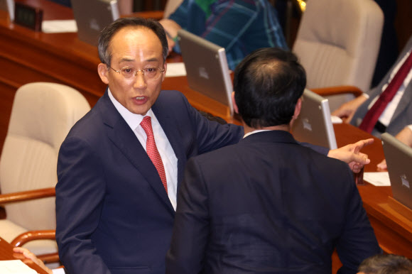 국민의힘 추경호 원내대표가 28일 오후 국회에서 열린 본회의에서 재의결 안건으로 상정된 ‘해병대 채상병 사망사건 수사외압 의혹 특별검사법’ 표결을 앞두고 긴박한 모습을 보이고 있다. 2024.5.28  연합뉴스
