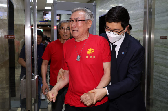 28일 오후 국회에서 열린 본회의에서 ‘해병대 채상병 사망사건 수사외압 의혹 특별검사법’이 부결되자 해병대예비역연대 회원이 울분을 토하며 본회장에서 나오고 있다.  2024.5.28  연합뉴스