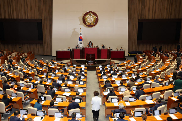 김진표 국회의장이 28일 오후 국회에서 열린 본회의에서 재의결 안건으로 상정됐다가 부결된 ‘해병대 채상병 사망사건 수사외압 의혹 특별검사법’ 표결 결과를 발표하고 있다. 2024.5.28  연합뉴스