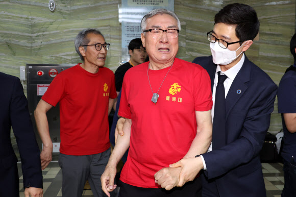 28일 오후 국회에서 열린 본회의에서 ‘해병대 채상병 사망사건 수사외압 의혹 특별검사법’이 부결되자 해병대예비역연대 회원이 울분을 토하며 본회장에서 나오고 있다.  2024.5.28  연합뉴스