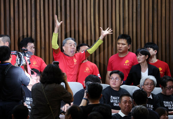 28일 오후 국회에서 열린 본회의에서 해병대예비역연대 회원들이 재의결 안건으로 상정된 ‘해병대 채상병 사망사건 수사외압 의혹 특별검사법’이 부결되자 실망스러운 표정으로 회의장을 나가고 있다.  2024.5.28  연합뉴스