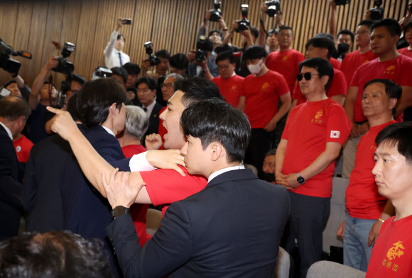 28일 오후 국회에서 열린 본회의에서 해병대예비역연대 회원들이 재의결 안건으로 상정된 ‘해병대 채상병 사망사건 수사외압 의혹 특별검사법’이 부결되자 국민의힘 의원들을 향해 소리치고 있다. 2024.5.28  연합뉴스