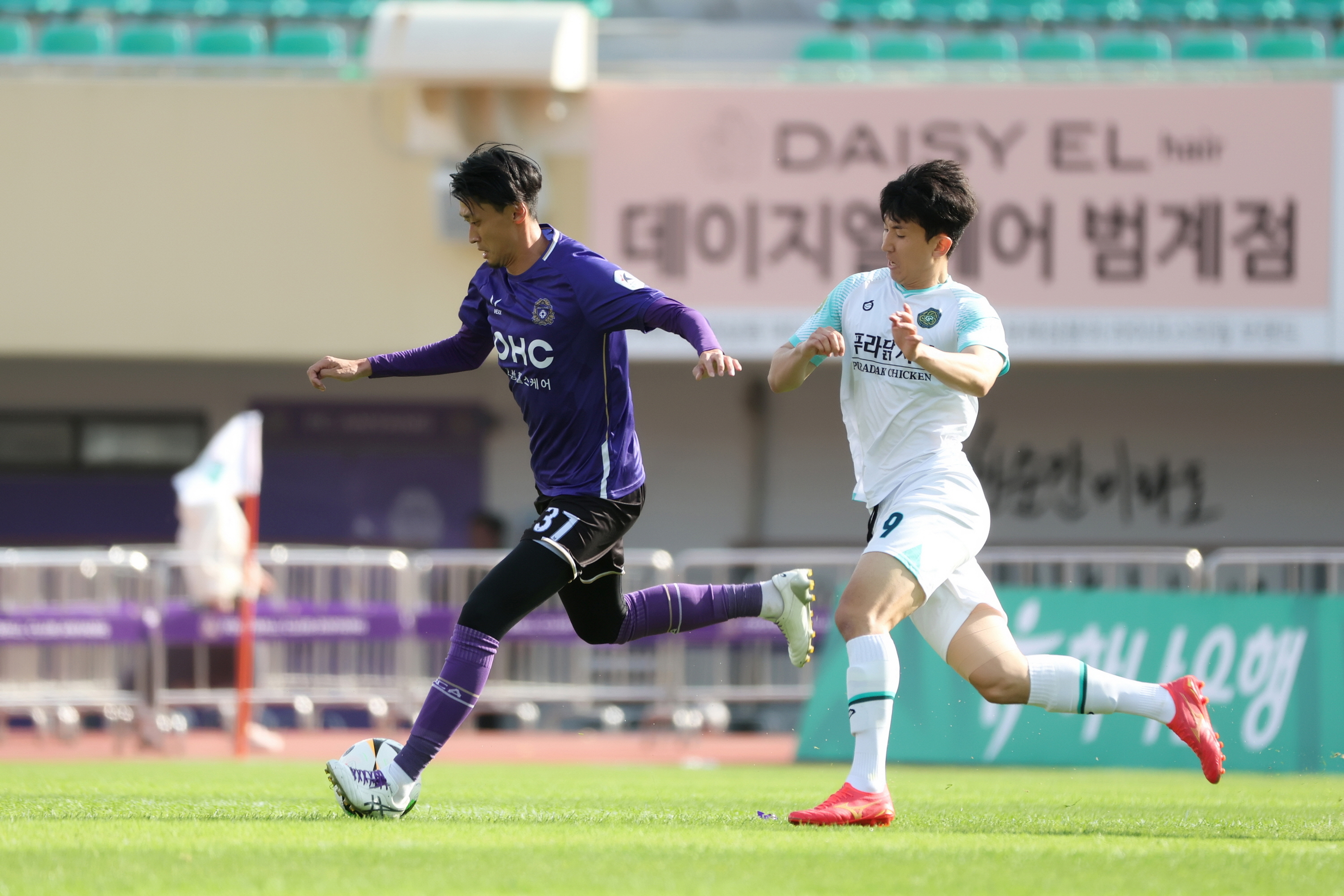 프로축구 K리그2 1위를 달리는 FC안양에서 맹활약하고 있는 북한 대표팀 출신 리영직(왼쪽)이 그라운드에서 공을 몰고 힘차게 전진하고 있다. FC안양 제공