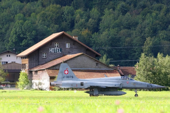 중국인 가족이 사들인 호텔 뢰슬리와 맞붙은 공군 활주로에 스위스 공군의 F-5 타이거 전투기가 세워져 있다. 타게스-안차이거
