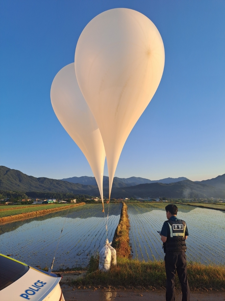 경남 거창군 위천면 상천리 한 논밭에서 발견된 대남 풍선. 2024.5.29. 경남소방본부