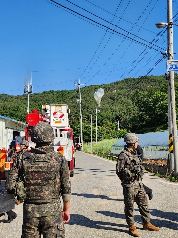 전북에서 북측이 살포한 ‘대남 전단’으로 추정되는 물체가 발견됐다 29일 오전 전북자치도 무주군에서 북한에서 살포한 것으로 추정되는 ‘풍선’이 발견돼 군과 경찰, 소방 등이 분석에 나섰다.전북소방 제공. 2024.5.29