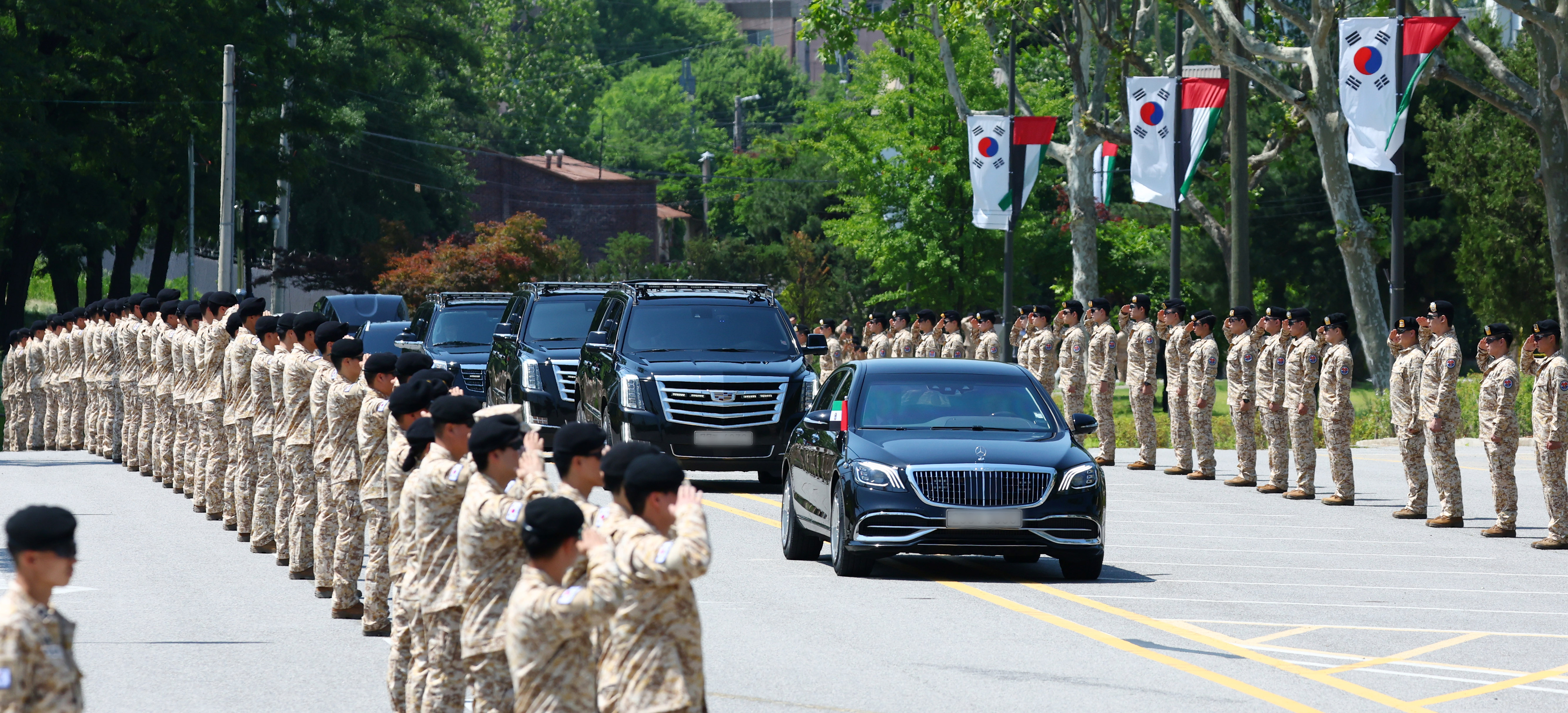 무함마드 빈 자이드 알나하얀 아랍에미리트(UAE) 대통령이 탑승한 차량이 29일 열린 공식 환영식에 참석하기 위해 서울 용산 대통령실로 들어서고 있다. 국빈 방한에 맞춰 UAE 파병 부대인 아크부대 장병들이 도열해 거수경례로 영접했다. 뉴시스