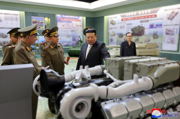 김정은,창립60주년 국방과학원 축하방문