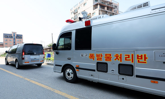 대남전단 풍선 발견지역 주변에 서 있는 폭발물처리반