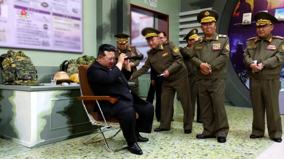 김정은, 국방과학원 전시관 참관