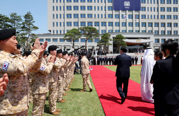 아크부대원 박수 받는 윤석열 대통령과 무함마드 UAE 대통령