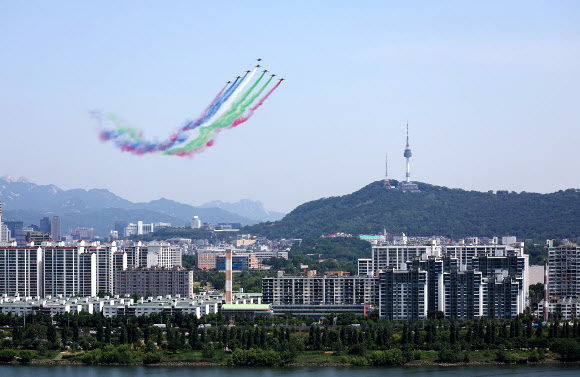 공군 특수비행팀 블랙이글스가 29일 오전 서울 용산구 상공에서 무함마드 빈 자예드 알 나흐얀 아랍에미리트(UAE) 대통령 방한 기념 축하 비행을 하고 있다. 2024.5.29. 연합뉴스