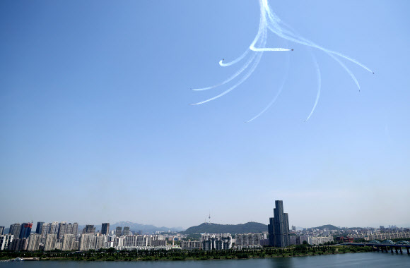 공군 특수비행팀 블랙이글스가 29일 오전 서울 용산구 상공에서 무함마드 빈 자예드 알 나흐얀 아랍에미리트(UAE) 대통령 방한 기념 축하 비행을 하고 있다. 2024.5.29. 연합뉴스