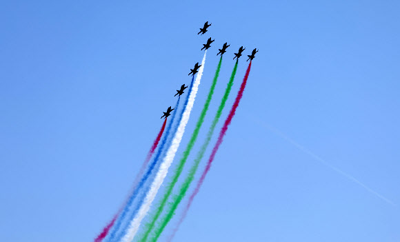 공군 특수비행팀 블랙이글스가 29일 오전 서울 용산구 상공에서 무함마드 빈 자예드 알 나흐얀 아랍에미리트(UAE) 대통령 방한 기념 축하 비행을 하고 있다. 2024.5.29. 연합뉴스
