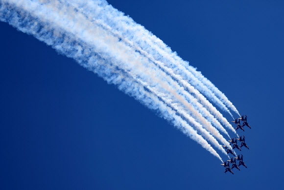 공군 특수비행팀 블랙이글스가 29일 오전 서울 용산구 상공에서 무함마드 빈 자예드 알 나흐얀 아랍에미리트(UAE) 대통령 방한 기념 축하 비행을 하고 있다. 2024.5.29. 연합뉴스