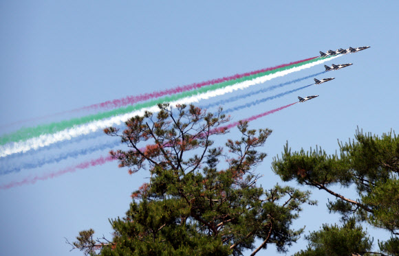 29일 서울 용산 대통령실 청사 앞 잔디마당에서 열린 무함마드 빈 자예드 알 나흐얀 아랍에미리트(UAE) 대통령 국빈 방한 공식 환영식 동안 대한민국 공군 특수비행팀 블랙이글스 편대가 축하 비행을 하고 있다. 2024.5.29. 연합뉴스
