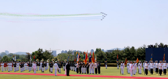대한민국 공군 특수비행팀 블랙이글스 편대가 29일 서울 용산 대통령실 앞 잔디마당에서 열린 무함마드 빈 자예드 알 나흐얀 아랍에미리트(UAE) 대통령 국빈 방한 공식 환영식 중 축하 비행을 펼치고 있다. 2024.5.29. 연합뉴스