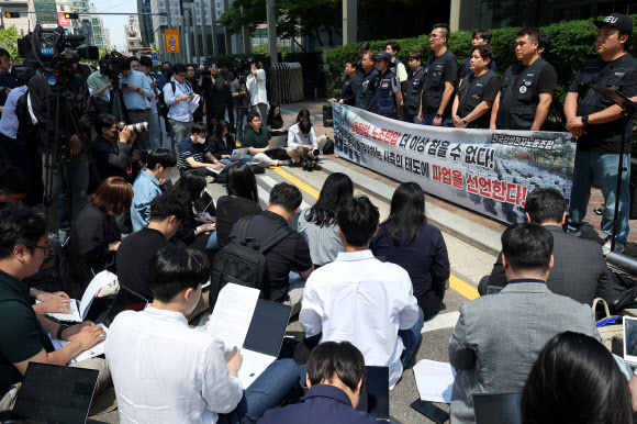 29일 오전 서울 서초구 삼성전자 서초사옥 앞에서 전국삼성전자노동조합 파업 선언 기자회견이 열리고 있다. 2024.5.29 연합뉴스