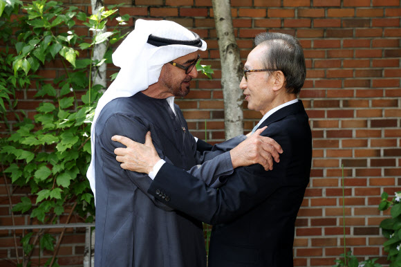 UAE 대통령과 반갑게 인사하는 이명박 전 대통령