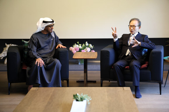 UAE 대통령과 대화하는 이명박 전 대통령
