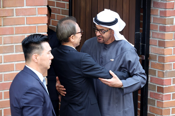 UAE 대통령 배웅하는 이명박 전 대통령