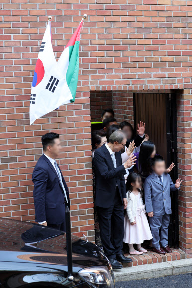 UAE 대통령 배웅하는 이명박 전 대통령