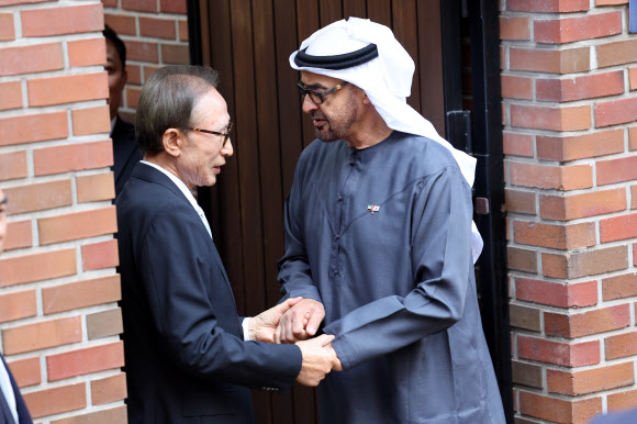 UAE 대통령 배웅하는 이명박 전 대통령
