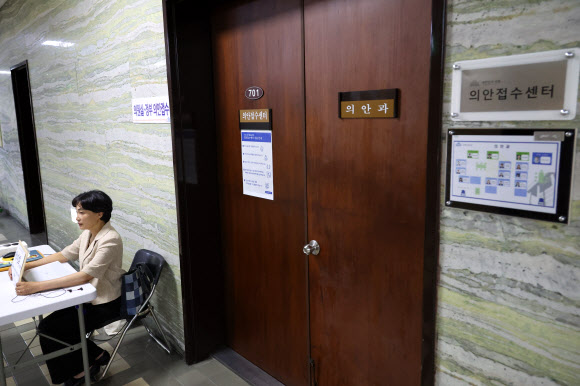 더불어민주당 서미화 당선인이 29일 오후 서울 여의도 국회에서 ‘교통약자 이동권 보장을 위한 법률안(교통약자법 개정안)’을 ‘22대 국회 1호 법안’으로 접수하기 위해 22대 국회 시작일 하루 전부터 의안과 앞을 지키고 있다. 2024.5.29. 연합뉴스