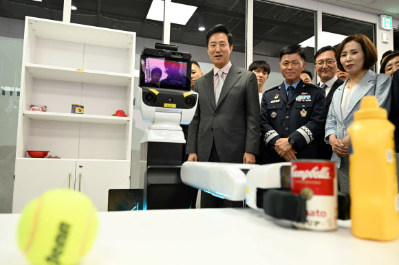 오세훈 서울시장과 이영수 공군참모총장을 비롯한 내빈들이 29일 오후 서울 서초구 AI 허브에서 열린 ‘서울 AI 허브’ 개관식에 마련된 AI글로벌 연구 협력센터에서 AI로봇 시연을 살펴보고 있다. 2024.5.29. 공동취재