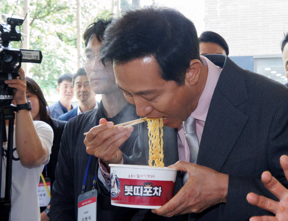 오세훈 서울시장이 29일 오후 서울 서초구 서울 AI 허브에서 열린 ‘서울 AI 허브’ 개관식에서 쿠킹 로봇이 만든 라면을 시식하고 있다. 2024.5.29. 공동취재