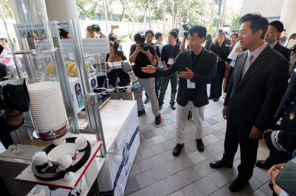오세훈 서울시장이 29일 오후 서울 서초구 서울 AI 허브에서 열린 ‘서울 AI 허브’ 개관식에서 쿠킹 로봇에 대한 설명을 듣고 있다. 2024.5.29. 공동취재