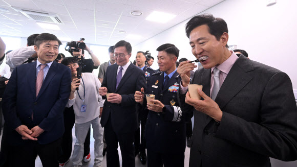 29일 오후 서울 서초구 서울 AI 허브에서 열린 ‘서울 AI 허브’ 개관식에서 오세훈 서울시장 등 참석자들이 웨이브가 개발한 베이커리 로봇이 만든 빵을 시식하고 있다. 2024.5.29. 공동취재