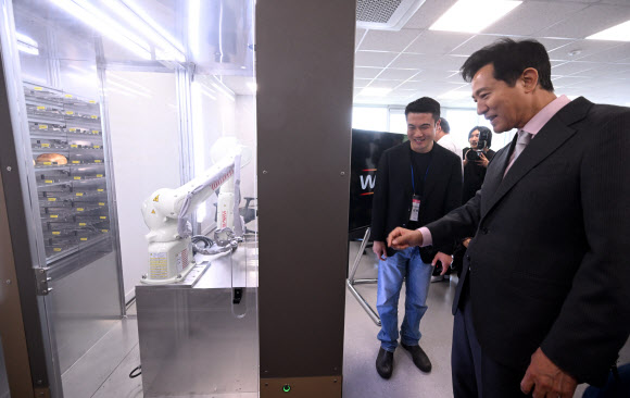 29일 오후 서울 서초구 서울 AI 허브에서 열린 ‘서울 AI 허브’ 개관식에서 오세훈 서울시장 등 참석자들이 웨이브가 개발한 베이커리 로봇 시연을 보고 있다. 2024.5.29. 공동취재