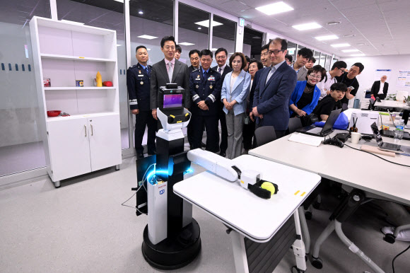 29일 오후 서울 서초구 서울 AI 허브에서 열린 ‘서울 AI 허브’ 개관식에서 오세훈 서울시장 등 참석자들이 시설을 둘러보며 피킹로봇 시연을 보고 있다. 2024.5.29. 공동취재