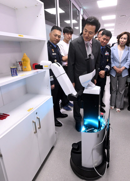 29일 오후 서울 서초구 서울 AI 허브에서 열린 ‘서울 AI 허브’ 개관식에서 오세훈 서울시장 등 참석자들이 시설을 둘러보며 피킹로봇 시연을 보고 있다. 2024.5.29. 공동취재