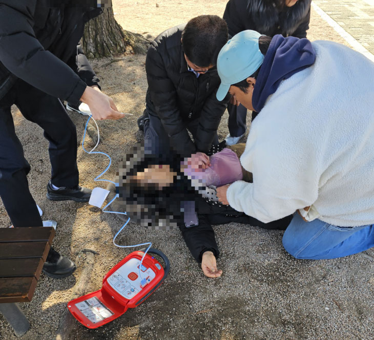 김민환 주무관이 지난 3월 4일 국회 경내에서 쓰러진 70대 여성에게 심폐소생술을 실시하고 있는 모습. 김민환 주무관 제공