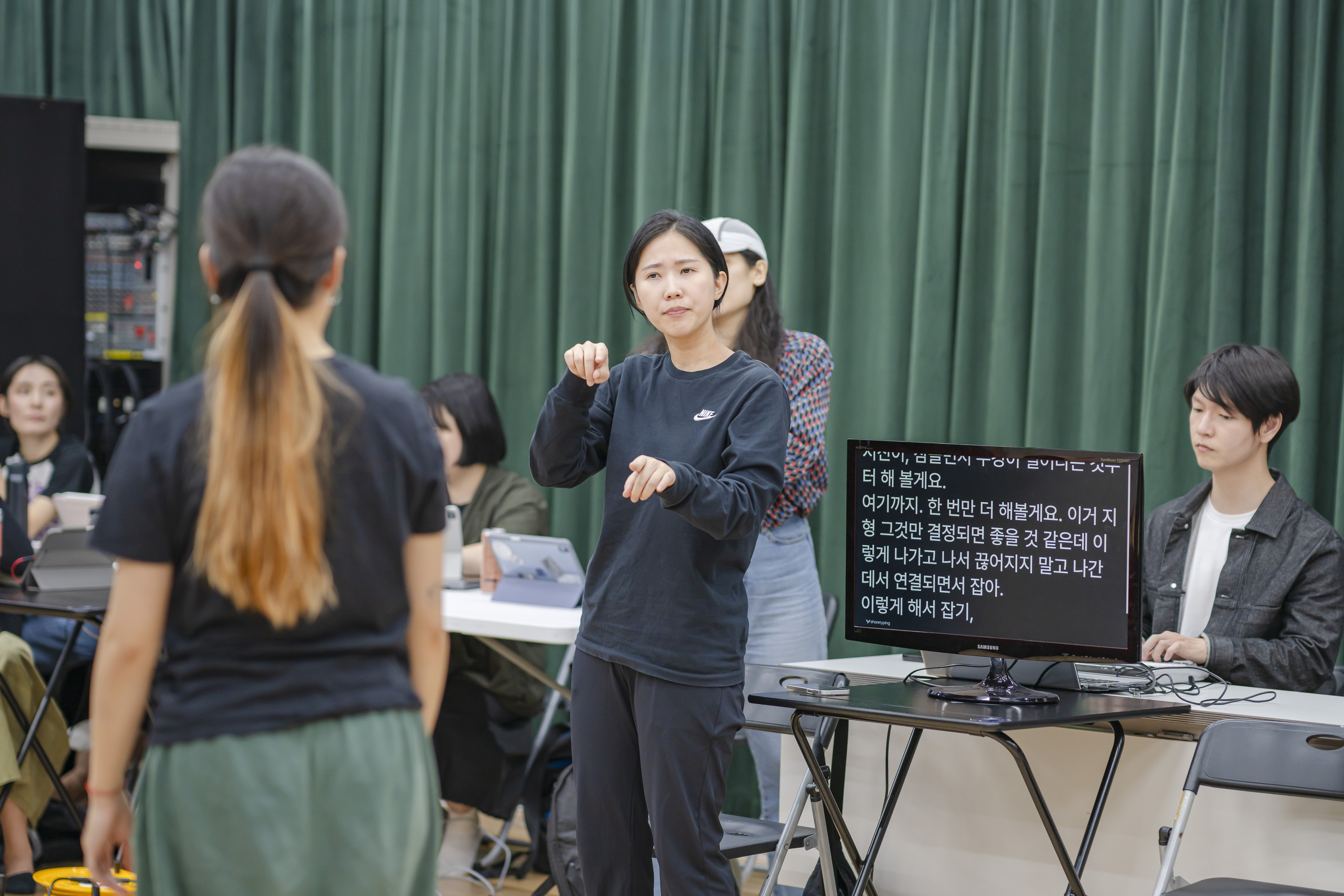 등장인물 6명이 모두 농인 배우인 연극 ‘맥베스’ 연습 장면. 연출가의 의도가 수어 통역과 함께 모니터 자막으로 전달된다.  국립극장 제공