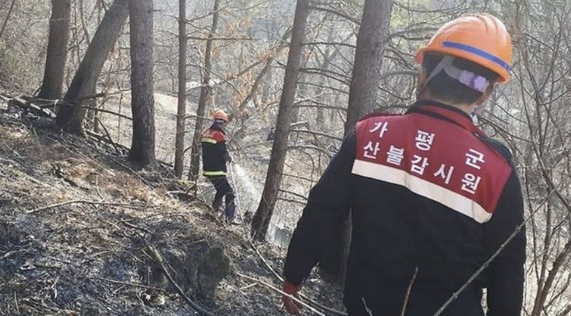 30일 오전 4시 35분쯤 경기 가평군 설악면 선촌리의 야산에서 산불이 나 출동한 산불감시원들이 진화를 하고 있다. 뉴시스