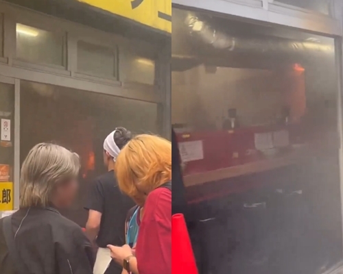 지난 28일(현지시간) 일본 도쿄 신주쿠의 한 라멘집에서 식사하는 도중 가게에 화재가 나 대피한 손님들. 불길이 천장까지 치솟고 있다. 온라인 커뮤니티
