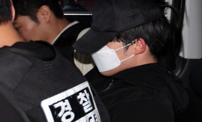 여자친구를 흉기로 찔러 살해한 혐의(살인)를 받는 20대 의대생 최모씨가 서울 서초구 서초경찰서에서 검찰로 구속송치되고 있다. 뉴스1