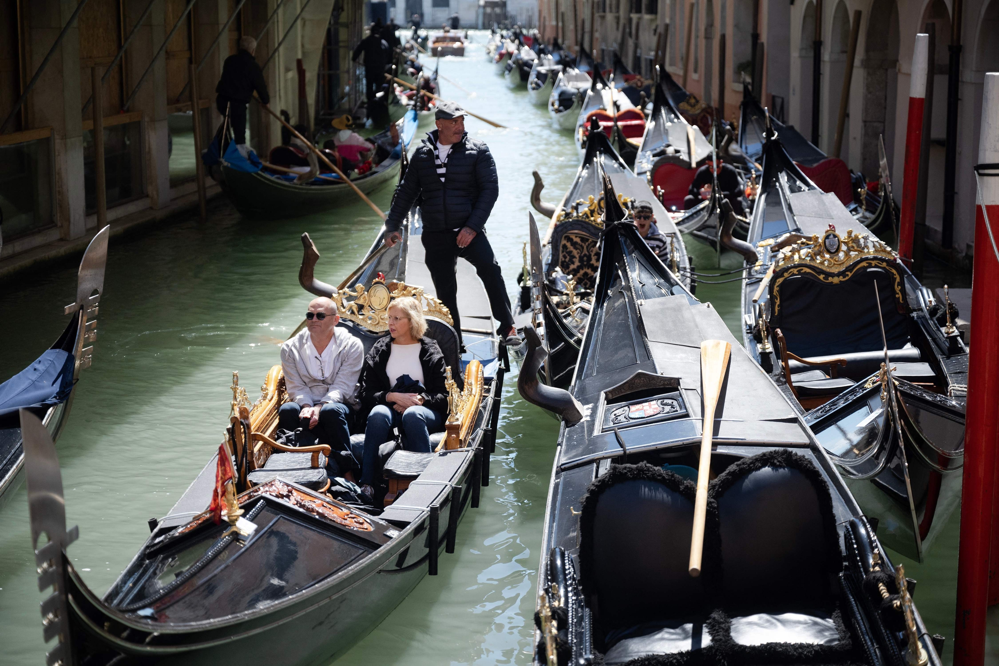 이탈리아 베네치아를 찾은 관광객들이 산마르코 광장 근처에서 곤돌라를 타고 있다. 2024.4.25 베네치아 AFP 연합뉴스