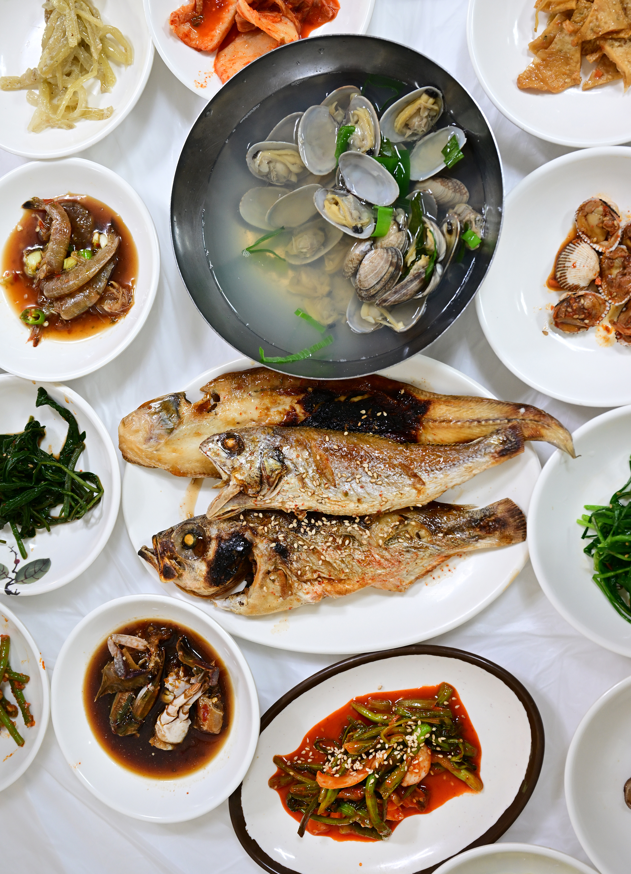 값싸고 푸짐한 ‘정다운식당’ 생선구이 백반. 녹동항에 있다.