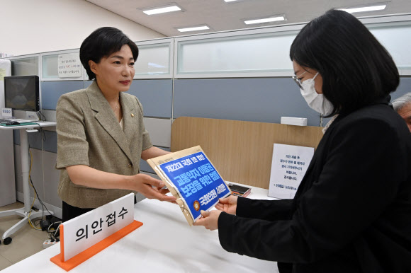 22대 국회 개원 첫날인 30일 오전 더불어민주당 서미화 당선인이 서울 여의도 국회 의안접수센터에서 ‘22대 국회 1호 법안’으로 ‘교통약자 이동권 보장을 위한 법률안(교통약자법 개정안)’을 접수하고 있다. 2024.5.30. 공동취재