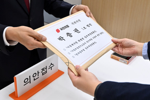 22대 국회 개원 첫날인 30일 오전 국민의힘 박충권 의원이 서울 여의도 국회 의안접수센터에서 ‘이공계지원 특별법 일부 개정 법률안’ 등을 제출하고 있다. 2024.5.30. 공동취재