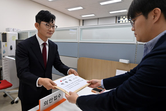 22대 국회 개원 첫날인 30일 오전 국민의힘 박충권 의원이 서울 여의도 국회 의안접수센터에서 ‘이공계지원 특별법 일부 개정 법률안’ 등을 제출하고 있다. 2024.5.30. 공동취재