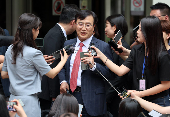 노소영 아트센터 나비 관장의 법률대리인인 김기정 변호사가 30일 오후 서울 서초구 서울중앙지방법원에서 열린 최태원 SK그룹 회장과의 이혼소송 2심 선고 공판을 마친 뒤 취재진 질문에 답하고 있다.  서울고법 가사2부(김시철 김옥곤 이동현 부장판사)는 이날 최 회장과 노 관장의 이혼 소송에서 “원고(최 회장)가 피고(노 관장)에게 위자료 20억원, 재산분할로 1조3천808억원을 지급하라”고 판결했다. 2024.5.30. 연합뉴스